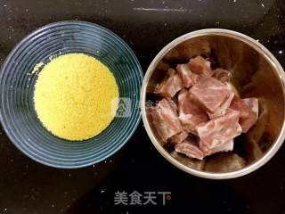 金玉满堂—小米蒸排骨的做法步骤：1