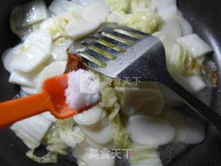 牛肉酱白菜炒年糕的做法步骤：7