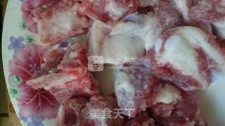 胡萝卜石斛排骨清淡养生汤的做法步骤：1