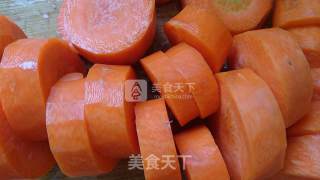 胡萝卜石斛排骨清淡养生汤的做法步骤：2