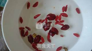 胡萝卜石斛排骨清淡养生汤的做法步骤：3