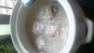 胡萝卜石斛排骨清淡养生汤的做法步骤：4