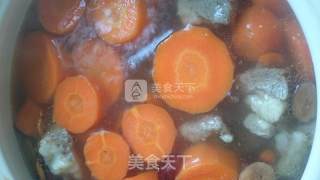 胡萝卜石斛排骨清淡养生汤的做法步骤：7
