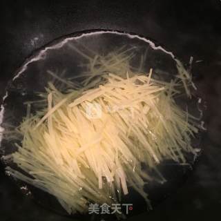 凉拌酸辣土豆丝的做法步骤：1