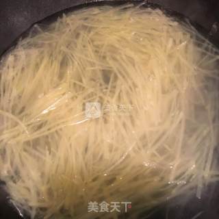 凉拌酸辣土豆丝的做法步骤：2