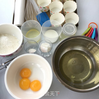 超松软纸杯戚风蛋糕的做法步骤：1