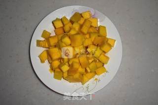 芒果椰汁黑米的做法步骤：2