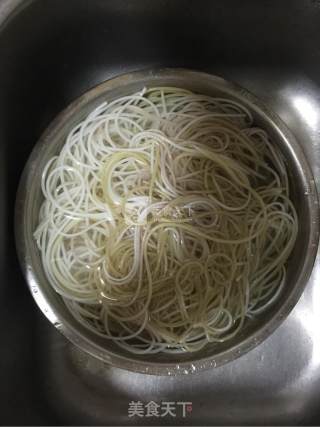番茄酸菜五谷鱼粉的做法步骤：1