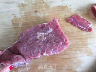 水煮牛肉的做法步骤：1