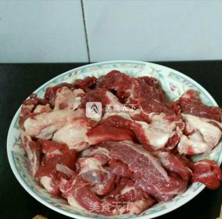 红酒土豆焖牛腩的做法步骤：1
