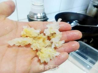 美容养颜靓汤——木瓜银耳糖水的做法步骤：3