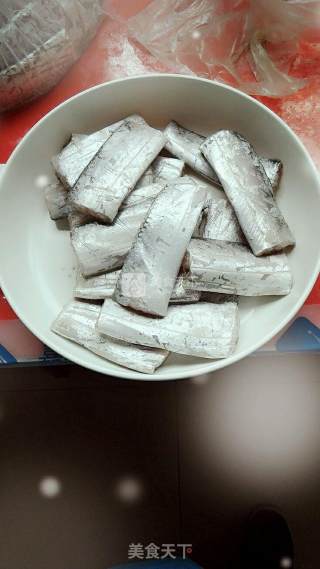 香炸糟卤带鱼的做法步骤：1