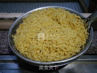 香煎蛋面（配蕃茄酱）的做法步骤：1