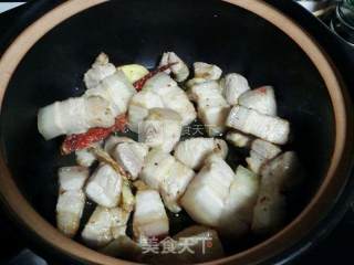 砂锅红焖肉粉条的做法步骤：2