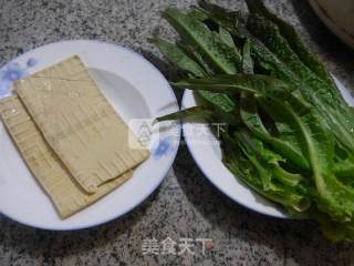 莴笋叶炒豆腐干的做法步骤：1