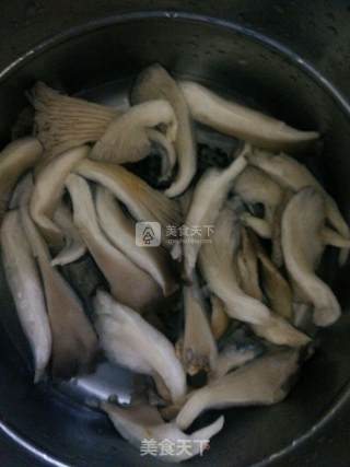 鸡汤菌菇火锅的做法步骤：3
