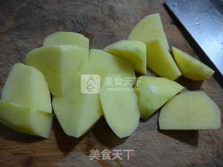 油菜蕻腊鸡腿煮土豆的做法步骤：2
