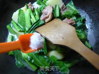 油菜蕻腊鸡腿煮土豆的做法步骤：9