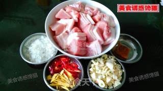 电压力锅蒸版红烧肉的做法步骤：2