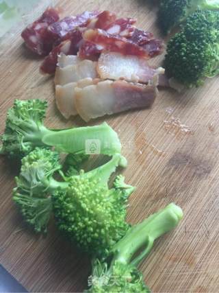 煮一锅饭香四溢的--腊味煲仔饭的做法步骤：4