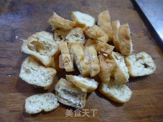 尖椒麻辣香肠炒油豆腐的做法步骤：2