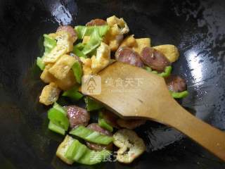 尖椒麻辣香肠炒油豆腐的做法步骤：5