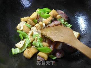 尖椒麻辣香肠炒油豆腐的做法步骤：7