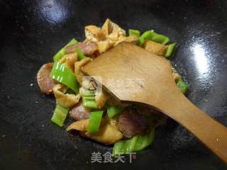 尖椒麻辣香肠炒油豆腐的做法步骤：10