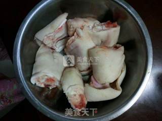 黄豆炖猪蹄的做法步骤：2