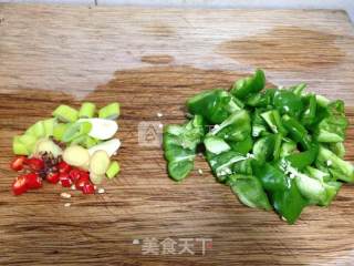 青椒炒腊肠的做法步骤：2