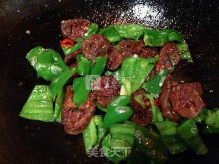 青椒炒腊肠的做法步骤：6