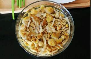 野生小黄蘑炒肉片（内蒙古野生小黄蘑菇配嫩芹菜）的做法步骤：2