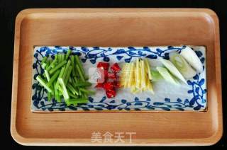 野生小黄蘑炒肉片（内蒙古野生小黄蘑菇配嫩芹菜）的做法步骤：3