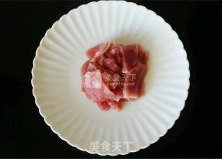 野生小黄蘑炒肉片（内蒙古野生小黄蘑菇配嫩芹菜）的做法步骤：4