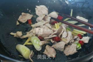 野生小黄蘑炒肉片（内蒙古野生小黄蘑菇配嫩芹菜）的做法步骤：5