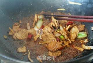 野生小黄蘑炒肉片（内蒙古野生小黄蘑菇配嫩芹菜）的做法步骤：6