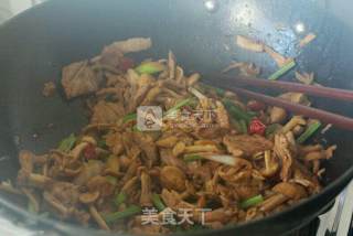 野生小黄蘑炒肉片（内蒙古野生小黄蘑菇配嫩芹菜）的做法步骤：7