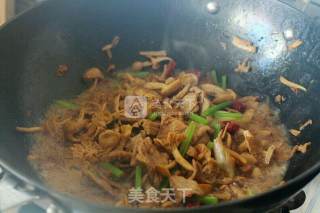 野生小黄蘑炒肉片（内蒙古野生小黄蘑菇配嫩芹菜）的做法步骤：8