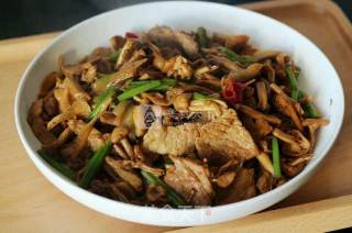 野生小黄蘑炒肉片（内蒙古野生小黄蘑菇配嫩芹菜）的做法步骤：9