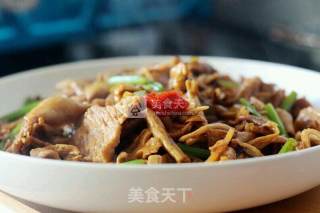 野生小黄蘑炒肉片（内蒙古野生小黄蘑菇配嫩芹菜）的做法步骤：10