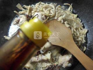 水笋烧鸡翅根的做法步骤：6
