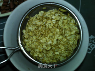燕麦坚果黑芝麻糊的做法步骤：2