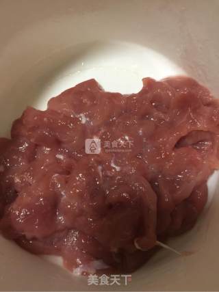 糖醋里脊的做法步骤：1