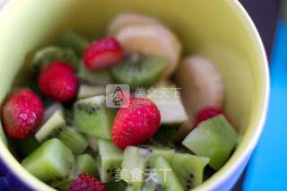 如何制作不用盘子的水果沙拉的做法步骤：3