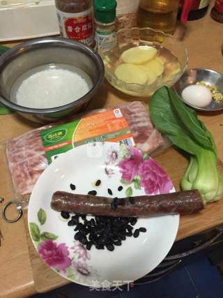 香肠培根煲仔饭的做法步骤：1