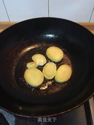 香肠培根煲仔饭的做法步骤：4