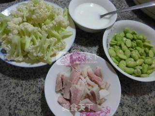 蚕豆猪肉花菜羹的做法步骤：1