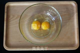 超级嫩滑的蒸鸡蛋羹（比豆腐脑都要嫩滑的 野生小黄蘑菇汤蒸蛋）的做法步骤：1