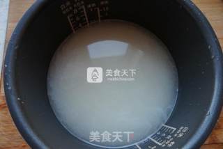 电饭煲香肠杂蔬煲仔饭的做法步骤：2