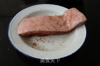 荷叶蒸五香肉的做法步骤：2